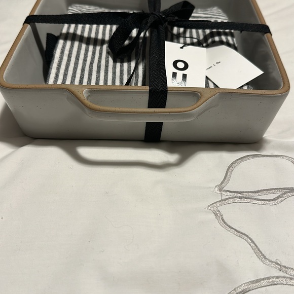 Square ceramic pan & apron NWT - Picture 2 of 6